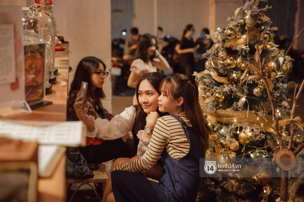 Ảnh: Người dân Sài Gòn đổ ra đường chụp ảnh Giáng sinh “đông như trẩy hội”, nhiều nơi phải xếp hàng mới mong có hình đẹp - Ảnh 23.