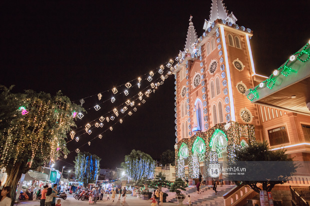 Ảnh: Người dân Sài Gòn đổ ra đường chụp ảnh Giáng sinh “đông như trẩy hội”, nhiều nơi phải xếp hàng mới mong có hình đẹp - Ảnh 36.