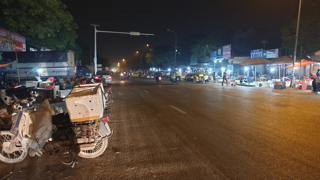 Các phương tiện dựng lại ở ngay lòng đường