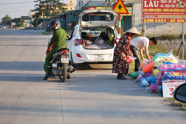 Cảnh buôn bán tại đường vành đai thị trấn Yên Ninh, Yên Khánh (Ninh Bình)