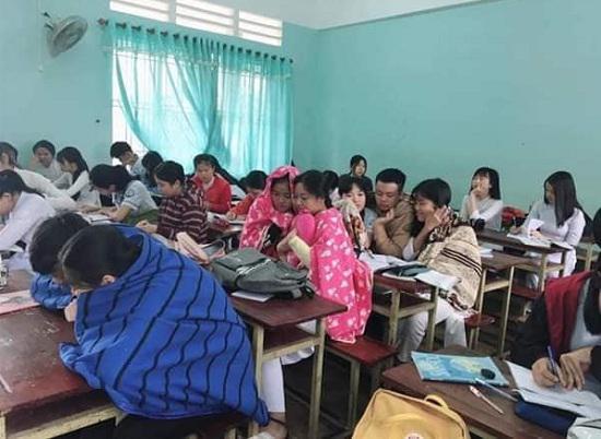 Chùm ảnh đi học trong mùa đông: Học sinh Việt Nam đốt lửa trong lớp, học sinh Nga không mở nổi mắt vì lông mi đóng băng - Ảnh 4.