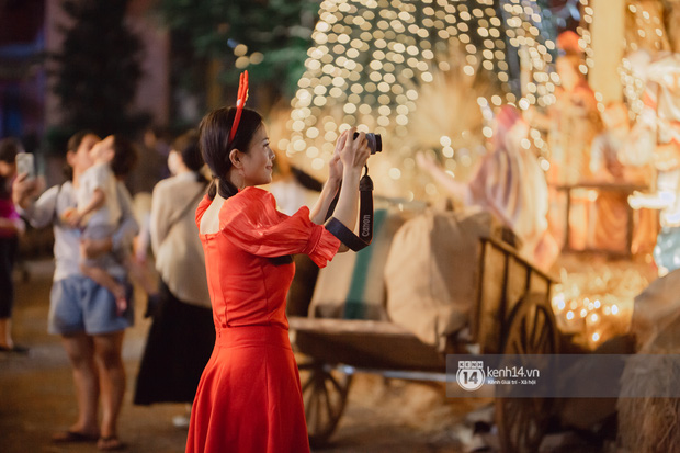 Ảnh: Người dân Sài Gòn đổ ra đường chụp ảnh Giáng sinh “đông như trẩy hội”, nhiều nơi phải xếp hàng mới mong có hình đẹp - Ảnh 7.
