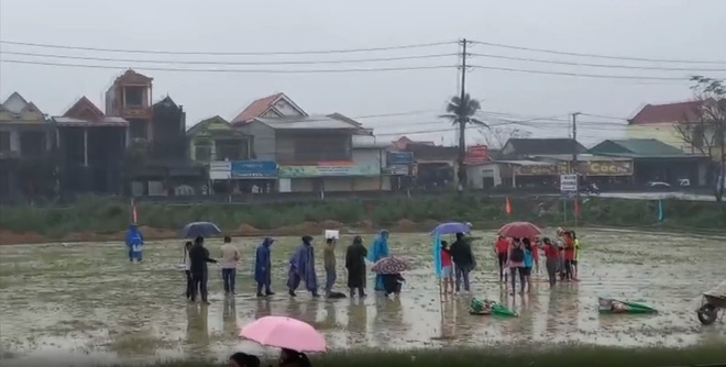 Hàng trăm học sinh phải thi Hội khỏe Phù Đổng dưới trời mưa rét đậm: Phòng Giáo dục giải trình gì? - Ảnh 1.