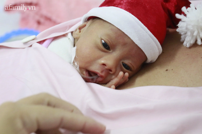 Ngắm những em bé sinh non, nhẹ ký hóa thành thiên thần mũ đỏ đáng yêu trong đêm Giáng sinh đầu đời - Ảnh 8.