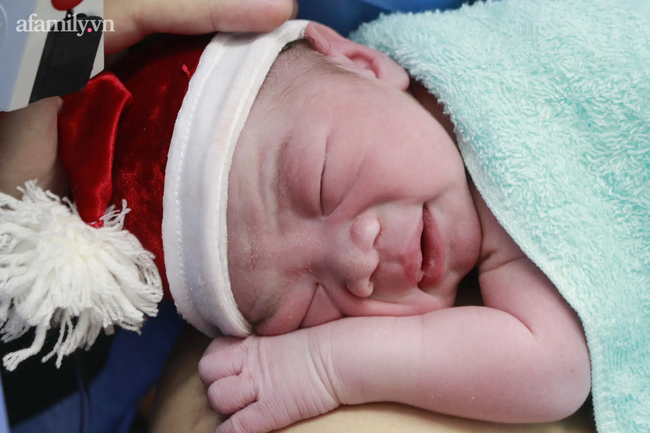 Ngắm những em bé sinh non, nhẹ ký hóa thành thiên thần mũ đỏ đáng yêu trong đêm Giáng sinh đầu đời - Ảnh 1.
