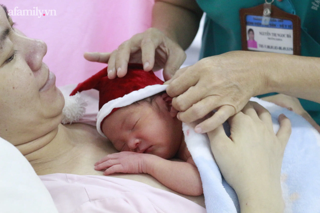 Ngắm những em bé sinh non, nhẹ ký hóa thành thiên thần mũ đỏ đáng yêu trong đêm Giáng sinh đầu đời - Ảnh 7.