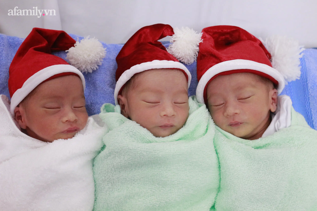 Ngắm những em bé sinh non, nhẹ ký hóa thành thiên thần mũ đỏ đáng yêu trong đêm Giáng sinh đầu đời - Ảnh 4.