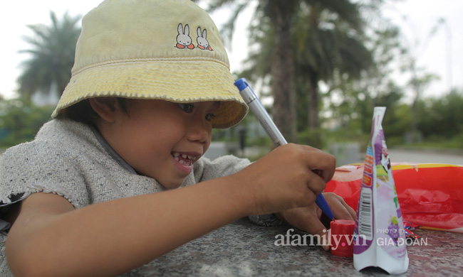 Câu chuyện xúc động về ông bố ôm con nhỏ bán bọc chân chống trên vỉa hè ở Hà Nội: 