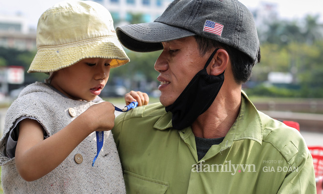 Câu chuyện xúc động về ông bố ôm con nhỏ bán bọc chân chống trên vỉa hè ở Hà Nội: 