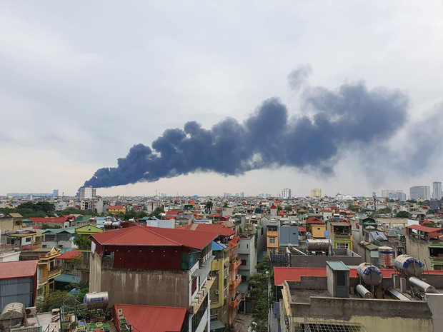 Hà Nội: Cháy lớn bãi rác dưới chân cầu Thanh Trì, màn khói đen bao trùm cả bầu trời - Ảnh 1.