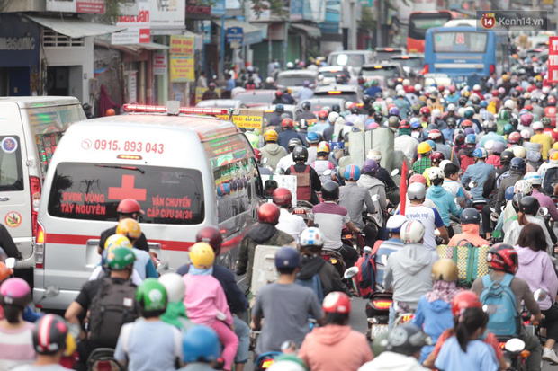 Chùm ảnh: Và đây là buổi chiều tắc đường kinh hoàng cuối cùng của năm 2020 - Ảnh 15.