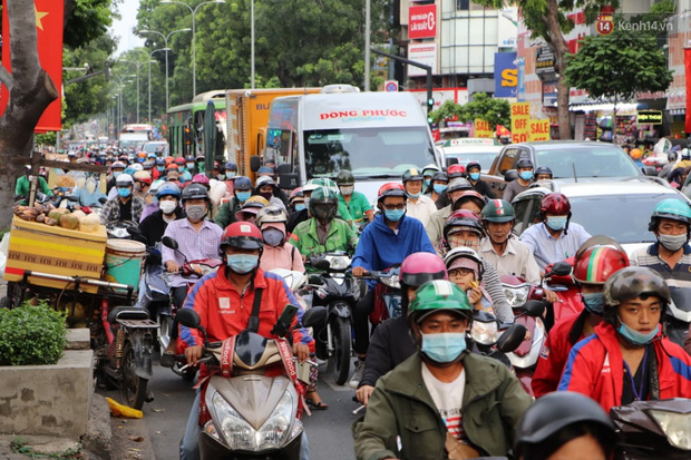 Chùm ảnh: Và đây là buổi chiều tắc đường kinh hoàng cuối cùng của năm 2020 - Ảnh 12.