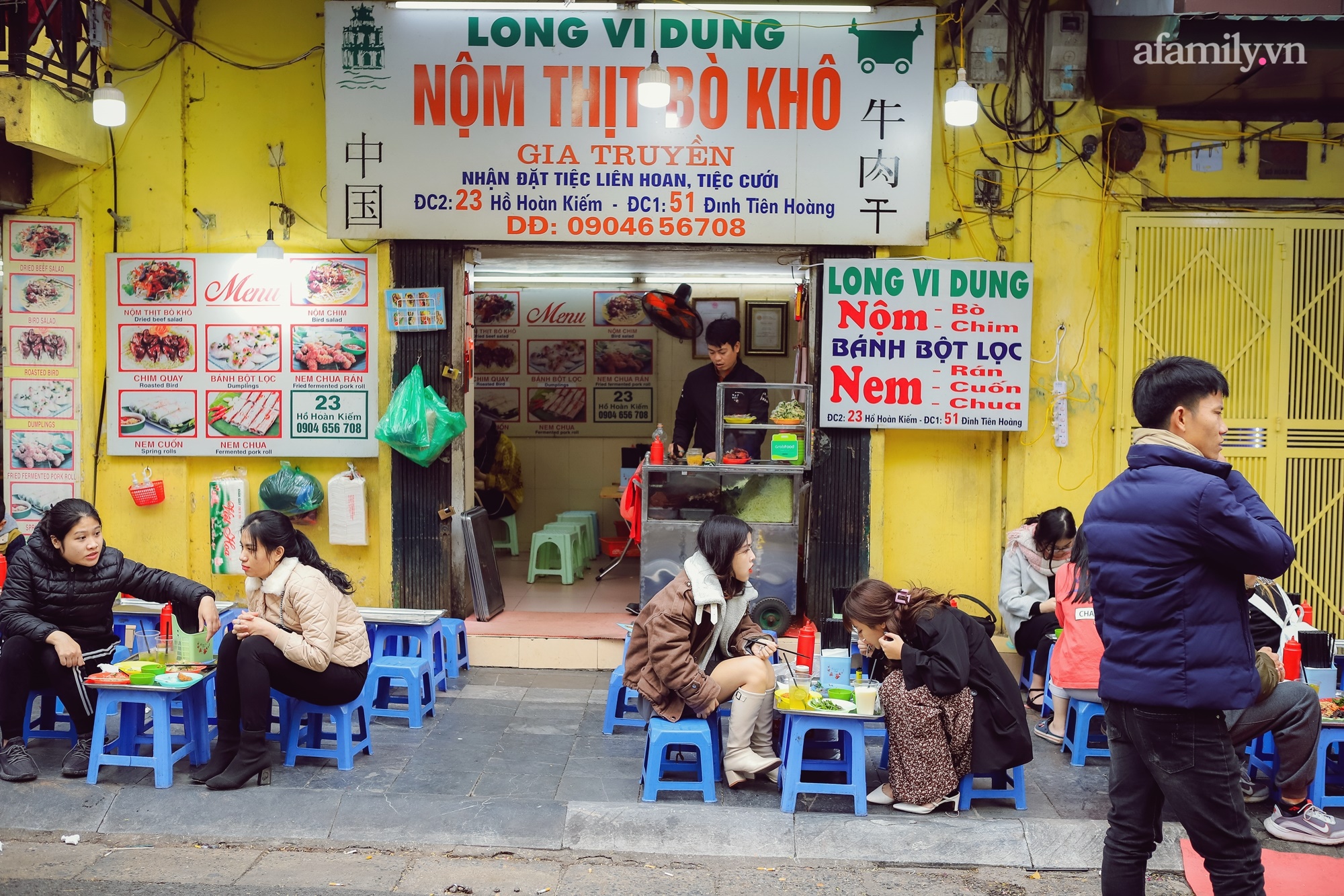 Ngày cuối năm bình dị trên con phố ngắn nhất Hà Nội: Nắng hanh hao rét ngọt, chị em ríu rít rủ nhau đi ăn quà chiều rồi chụp hình kỉ niệm kín cả Hồ Gươm - Ảnh 4.