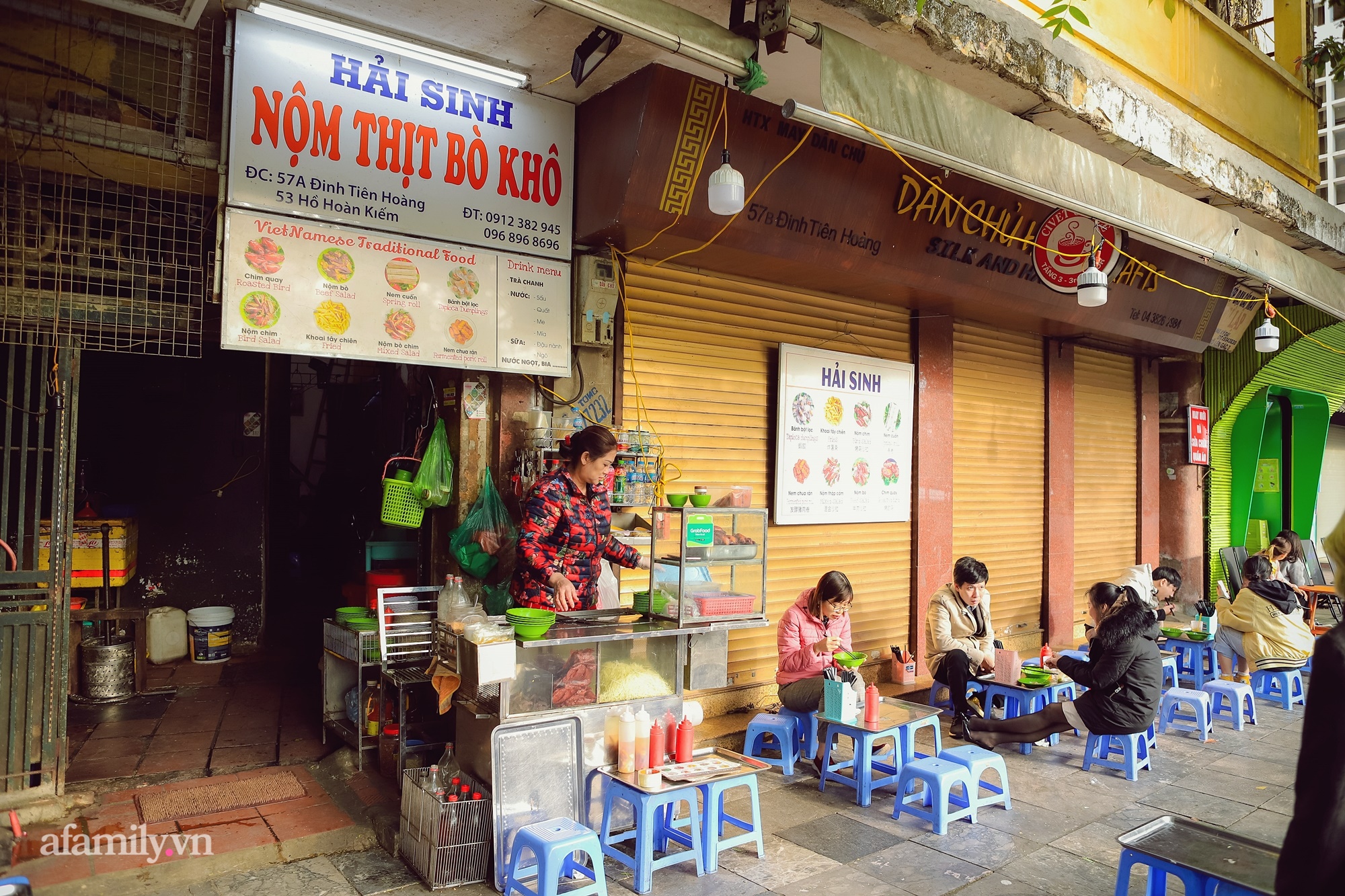 Ngày cuối năm bình dị trên con phố ngắn nhất Hà Nội: Nắng hanh hao rét ngọt, chị em ríu rít rủ nhau đi ăn quà chiều rồi chụp hình kỉ niệm kín cả Hồ Gươm - Ảnh 5.