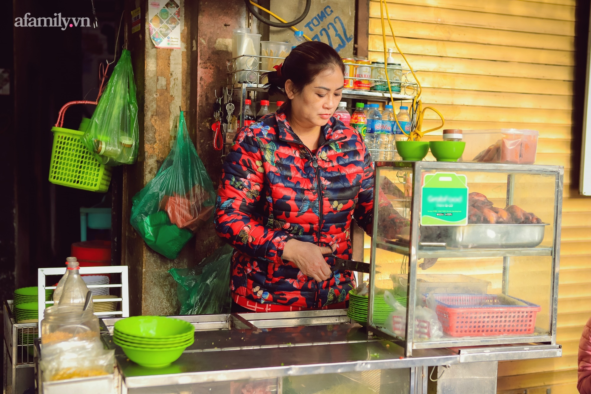 Ngày cuối năm bình dị trên con phố ngắn nhất Hà Nội: Nắng hanh hao rét ngọt, chị em ríu rít rủ nhau đi ăn quà chiều rồi chụp hình kỉ niệm kín cả Hồ Gươm - Ảnh 8.