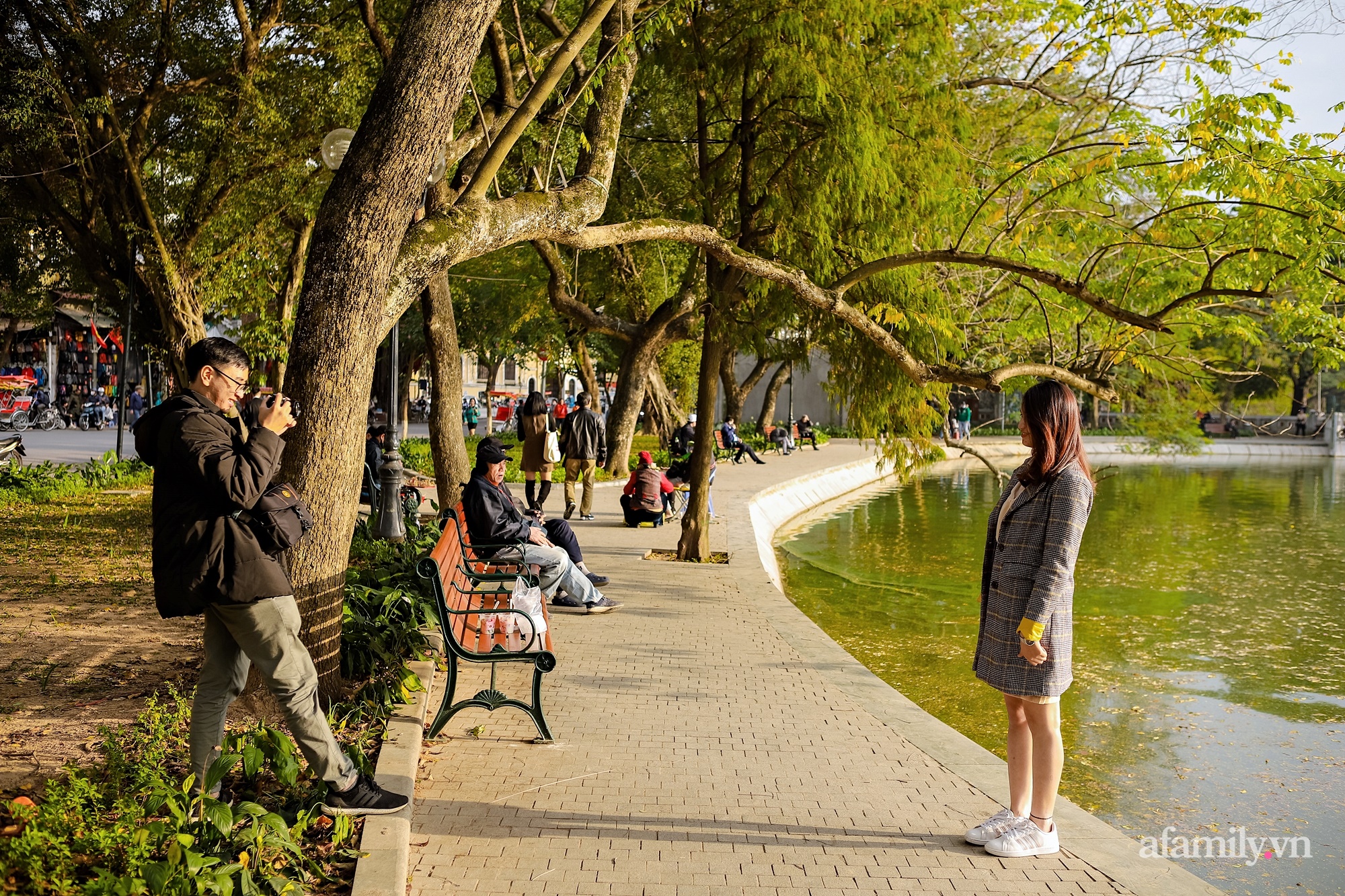 Ngày cuối năm bình dị trên con phố ngắn nhất Hà Nội: Nắng hanh hao rét ngọt, chị em ríu rít rủ nhau đi ăn quà chiều rồi chụp hình kỉ niệm kín cả Hồ Gươm - Ảnh 14.