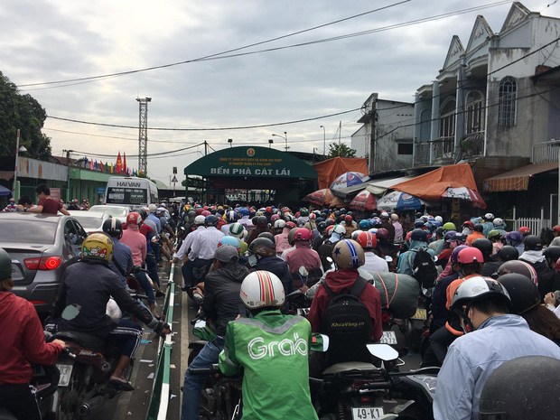 Người Sài Gòn đổ xô đi Vũng Tàu nghỉ Tết Dương lịch 2021, phà Cát Lát tê liệt từ sáng đến trưa - Ảnh 1.