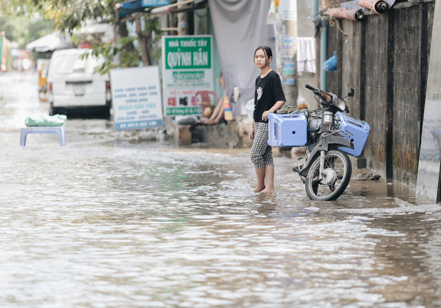 Sài Gòn không mưa, thành phố Thủ Đức vẫn ngập từ sáng đến trưa, dân bỏ nhà đi nơi khác - Ảnh 13.