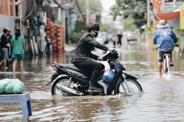 Sài Gòn không mưa, thành phố Thủ Đức vẫn ngập từ sáng đến trưa, dân bỏ nhà đi nơi khác - Ảnh 10.