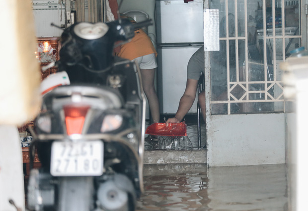 Sài Gòn không mưa, thành phố Thủ Đức vẫn ngập từ sáng đến trưa, dân bỏ nhà đi nơi khác - Ảnh 4.