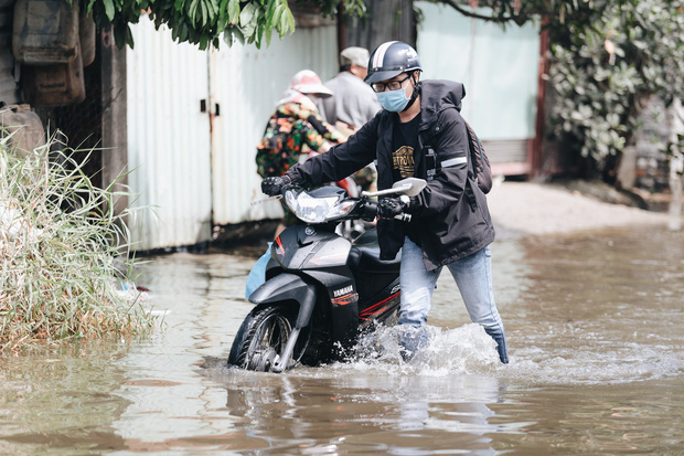 Sài Gòn không mưa, thành phố Thủ Đức vẫn ngập từ sáng đến trưa, dân bỏ nhà đi nơi khác - Ảnh 11.