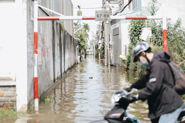 Sài Gòn không mưa, thành phố Thủ Đức vẫn ngập từ sáng đến trưa, dân bỏ nhà đi nơi khác - Ảnh 16.