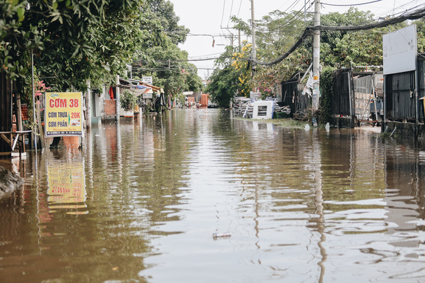 Sài Gòn không mưa, thành phố Thủ Đức vẫn ngập từ sáng đến trưa, dân bỏ nhà đi nơi khác - Ảnh 1.