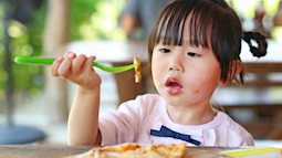 Ba loại thực phẩm cha mẹ tưởng tốt, dự trữ nhiều trong nhà nhưng thực chất lại gây hại cho sức khỏe của trẻ