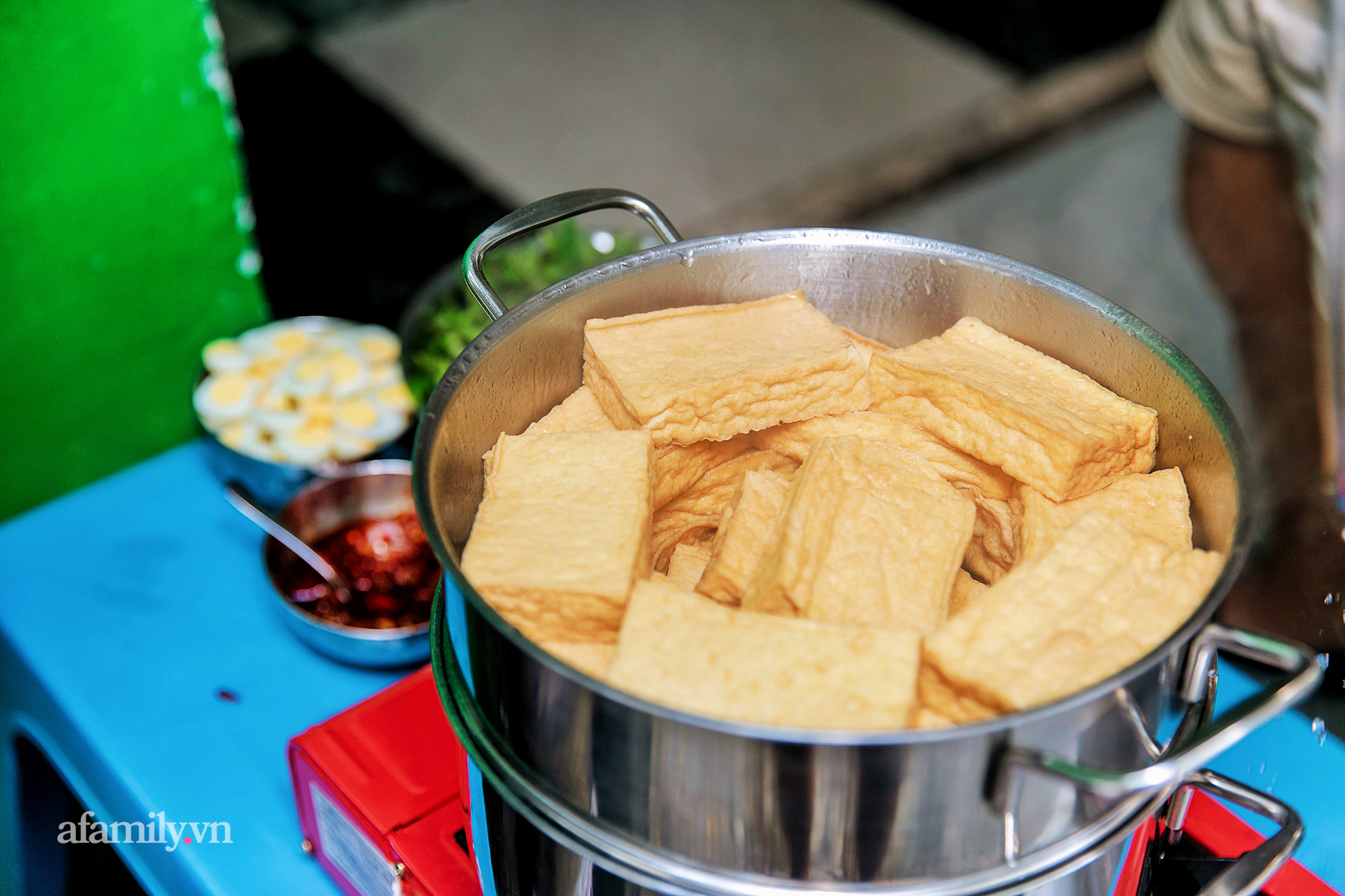 Đậu hủ kẹp rau răm - món ăn siêu lạ khiến người đàn ông từ vô danh ở Châu Đốc bỗng trở nên nổi tiếng, nay được cả Sài Gòn săn lùng ăn thử để biết vì sao có thể 