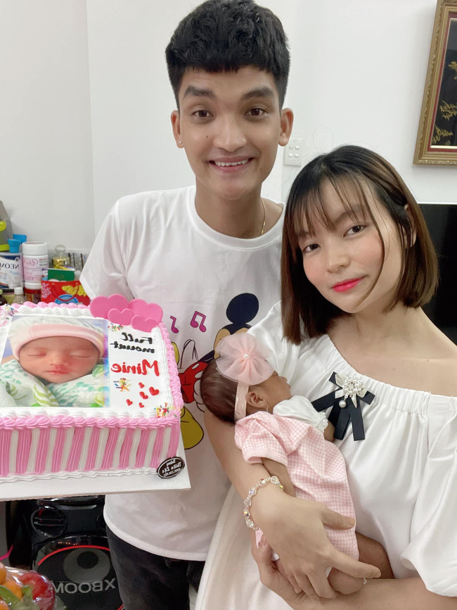Tròn 1 tháng tuổi, con gái Mạc Văn Khoa ngày càng đáng yêu, gia nhập hội rich kid khi được bố mẹ tặng quà hơn 250 triệu đồng - Ảnh 1.