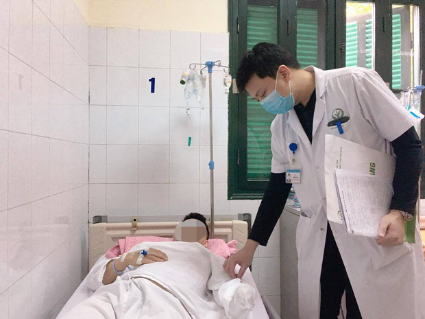 Hà Nội: Bình gas mini phát nổ lúc ăn lẩu, nam thanh niên 21 tuổi phải cắt cụt cẳng tay trái - Ảnh 2.