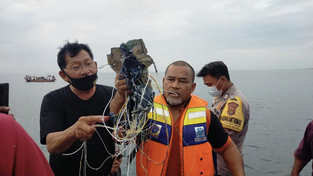 Máy bay rơi tại Indonesia: Thân nhân bàng hoàng đau đớn, khóc hết nước mắt trước tin dữ, ngóng đợi người nhà trở về trong vô vọng tại sân bay - Ảnh 1.