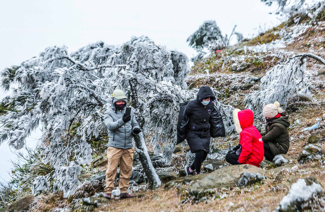 Hàng ngàn du khách bất chấp rét buốt lên đỉnh Mẫu Sơn ngắm băng tuyết - Ảnh 13.