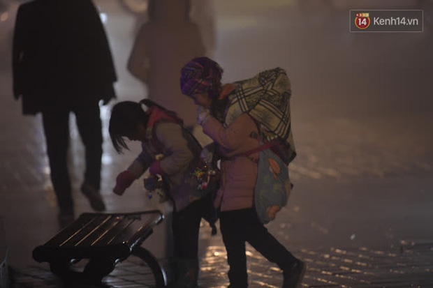 Chùm ảnh: Trẻ em ở Sa Pa bị đẩy ra đường bán hàng cho du khách dưới thời tiết 0 độ C - Ảnh 7.