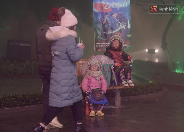 Chùm ảnh: Trẻ em ở Sa Pa bị đẩy ra đường bán hàng cho du khách dưới thời tiết 0 độ C - Ảnh 9.