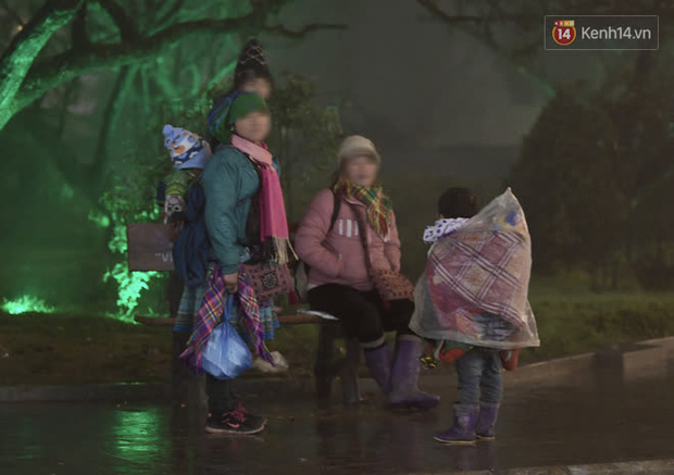 Chùm ảnh: Trẻ em ở Sa Pa bị đẩy ra đường bán hàng cho du khách dưới thời tiết 0 độ C - Ảnh 2.