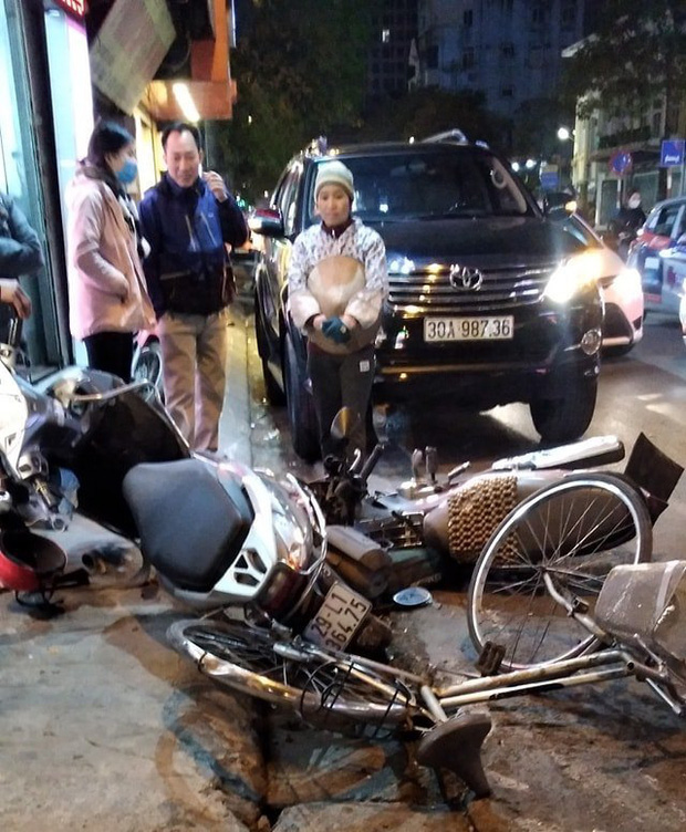 Hà Nội: Nữ tài xế lái Fortuner tông 6 xe máy trên phố, chỉ dừng lại khi đâm vào cửa hàng vịt quay - Ảnh 1.