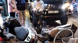 Hà Nội: Nữ tài xế lái Fortuner tông 6 xe máy trên phố, chỉ dừng lại khi đâm vào cửa hàng vịt quay