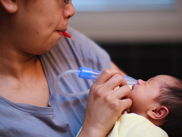 Từ vụ bé 2,5 tháng tuổi ngưng thở khi đang rửa mũi bằng xi lanh: Đây là những cách tự nhiên giúp trẻ sơ sinh hết nghẹt mũi - Ảnh 2.