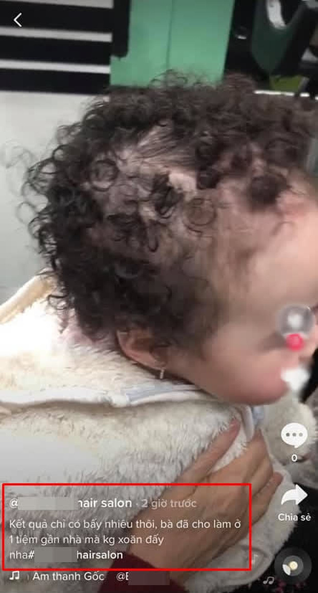 Cộng đồng mạng phẫn nộ xem clip bé gái 1 tuổi bị bế đi làm tóc xoăn, kẹp ống thít chặt tóc và đổ hóa chất đầy đầu - Ảnh 4.
