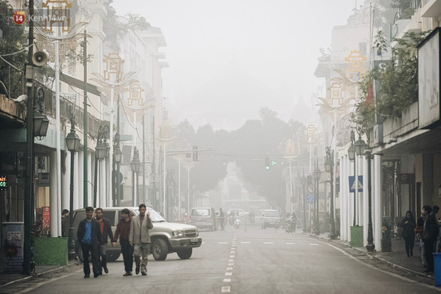 Hà Nội 11 độ C, sương mù giăng kín lối khiến cả thành phố như đang chơi trốn tìm - Ảnh 1.