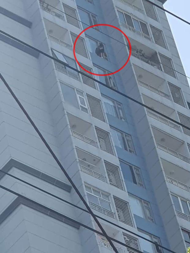 TP.HCM: Cô gái đứng vắt vẻo ở lan can tầng 15 chung cư định tự tử, hàng chục cán bộ chiến sĩ có mặt để giải cứu - Ảnh 1.