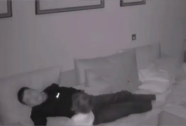 Vợ vắng nhà qua đêm giao cho chồng trông con, nhìn qua camera thấy ông bố ngủ say 