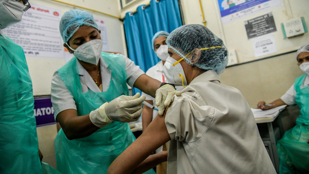 580 trường hợp phản ứng thuốc, 2 người tử vong sau 3 ngày tiêm vaccine Covid-19 ở Ấn Độ  - Ảnh 1.