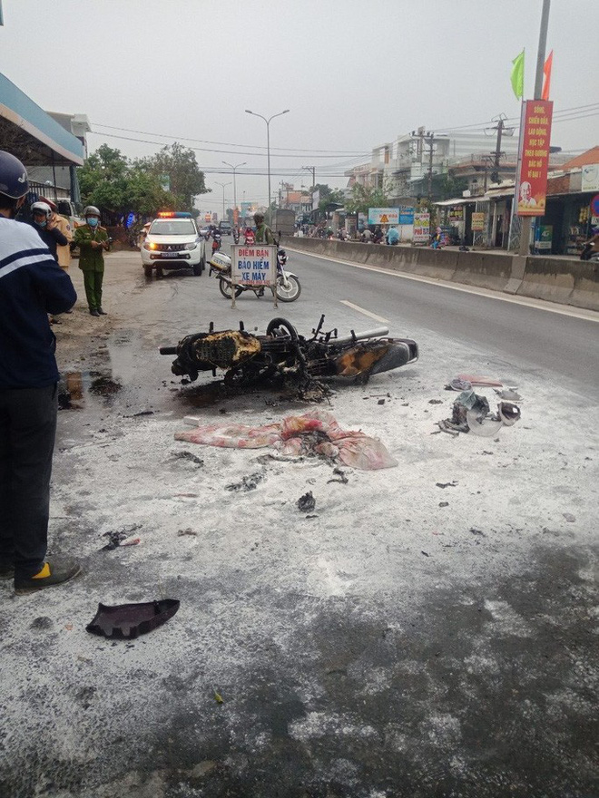 Xe máy va chạm rồi cháy dữ dội, người đàn ông ở Quảng Nam bỏng nặng - Ảnh 1.