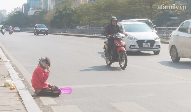 Hà Nội: Thót tim hình ảnh bé gái quỳ úp mặt giữa lòng đường bất chấp nguy hiểm - Ảnh 4.