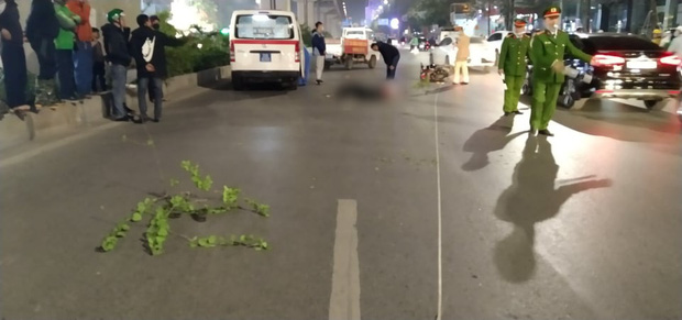 Vụ xe máy tông tử vong cụ bà khi qua đường ở Hà Nội: Thêm một nữ sinh tử vong, công an trích xuất camera điều tra - Ảnh 2.