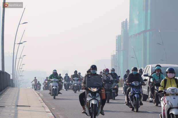 Chùm ảnh: Bụi mờ mù mịt bủa vây Sài Gòn, báo động ô nhiễm không khí trong những ngày cuối năm - Ảnh 7.