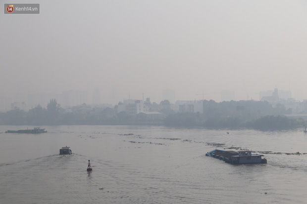 Chùm ảnh: Bụi mờ mù mịt bủa vây Sài Gòn, báo động ô nhiễm không khí trong những ngày cuối năm - Ảnh 9.