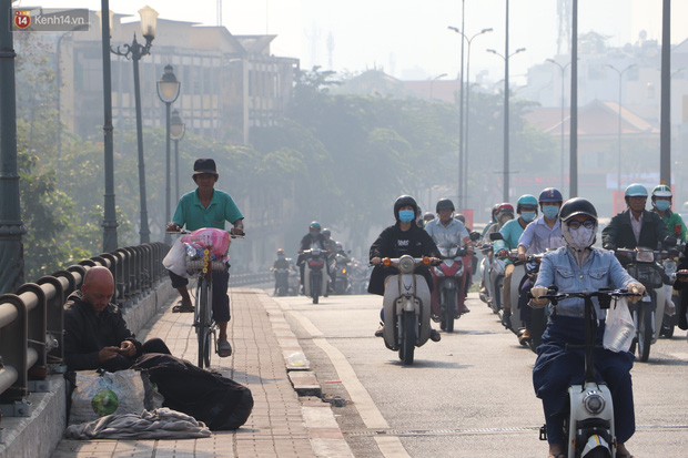 Chùm ảnh: Bụi mờ mù mịt bủa vây Sài Gòn, báo động ô nhiễm không khí trong những ngày cuối năm - Ảnh 11.